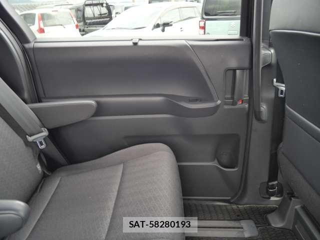 Toyota VOXY HYBRID 2023-12 8210986-11