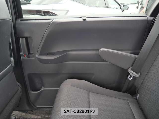 Toyota VOXY HYBRID 2023-12 8210986-13