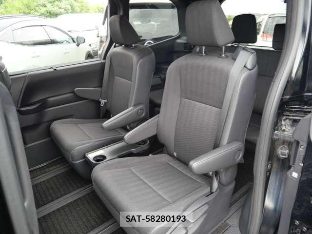 Toyota VOXY HYBRID 2023-12 8210986-16