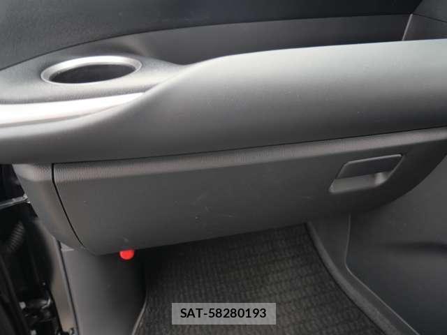 Toyota VOXY HYBRID 2023-12 8210986-18