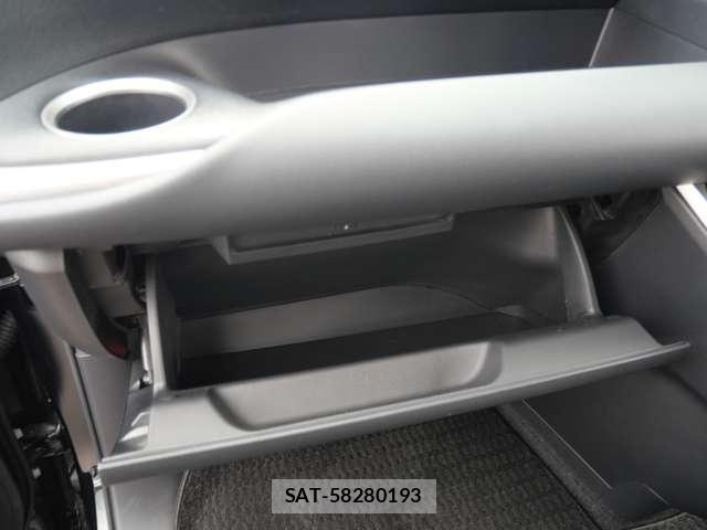 Toyota VOXY HYBRID 2023-12 8210986-19
