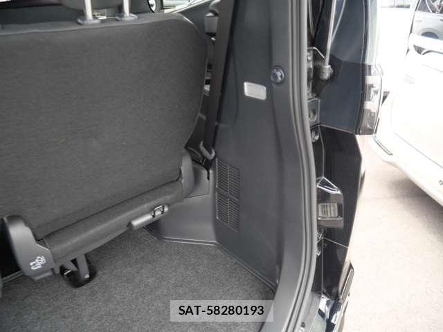Toyota VOXY HYBRID 2023-12 8210986-22