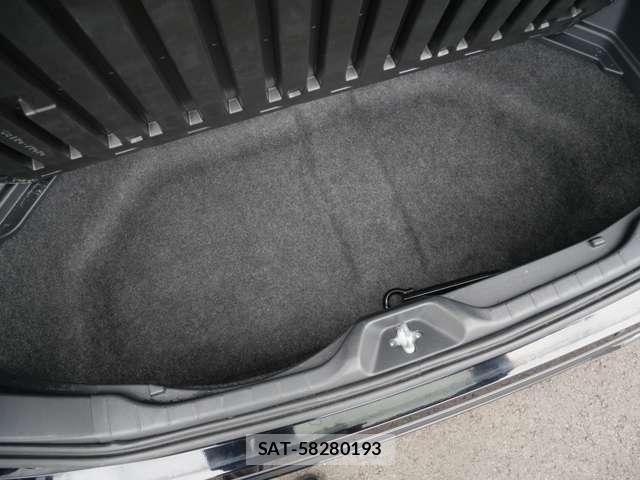 Toyota VOXY HYBRID 2023-12 8210986-23