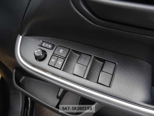 Toyota VOXY HYBRID 2023-12 8210986-24