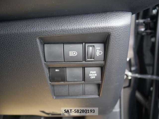 Toyota VOXY HYBRID 2023-12 8210986-25