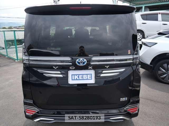 Toyota VOXY HYBRID 2023-12 8210986-5