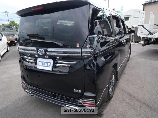 Toyota VOXY HYBRID 2023-12 8210986-6