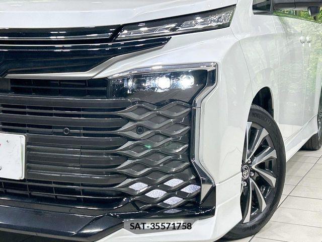 Toyota VOXY HYBRID 2023-10 8210972-12