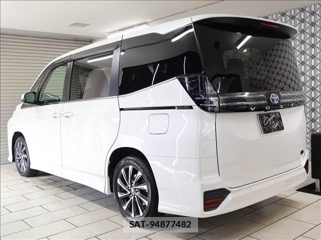 Toyota VOXY HYBRID 2024-07 8210975-1