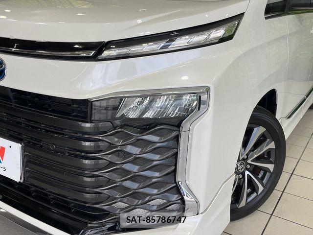 Toyota VOXY HYBRID 2023-01 8210970-12