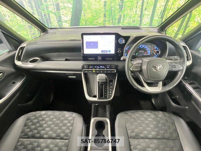 Toyota VOXY HYBRID 2023-01 8210970-1