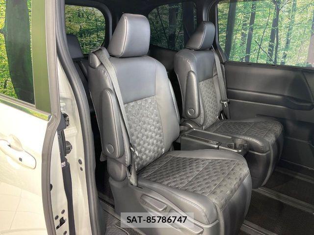 Toyota VOXY HYBRID 2023-01 8210970-8