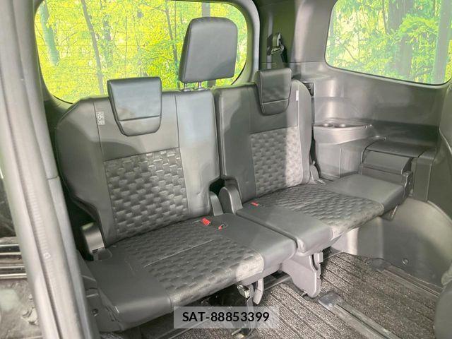 Toyota VOXY HYBRID 2023-07 8210979-9