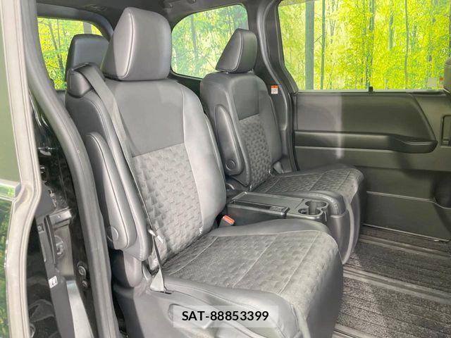 Toyota VOXY HYBRID 2023-07 8210979-8