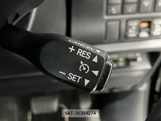 Toyota VOXY HYBRID 2021-09 8210991-4