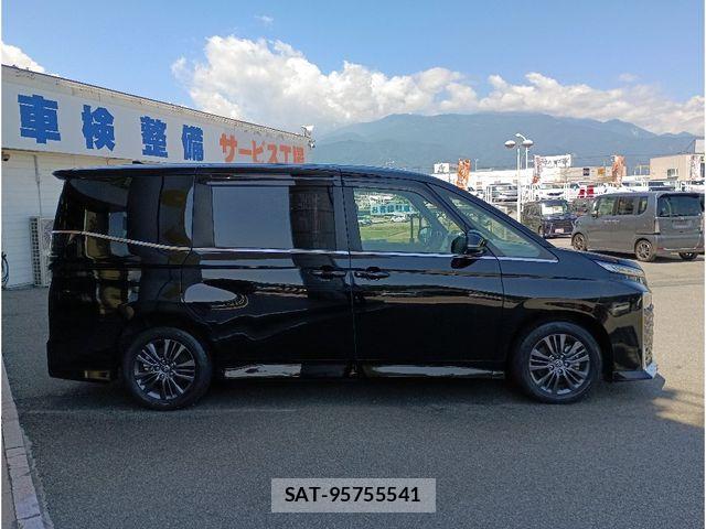 Toyota VOXY HYBRID 2022-03 8210984-3