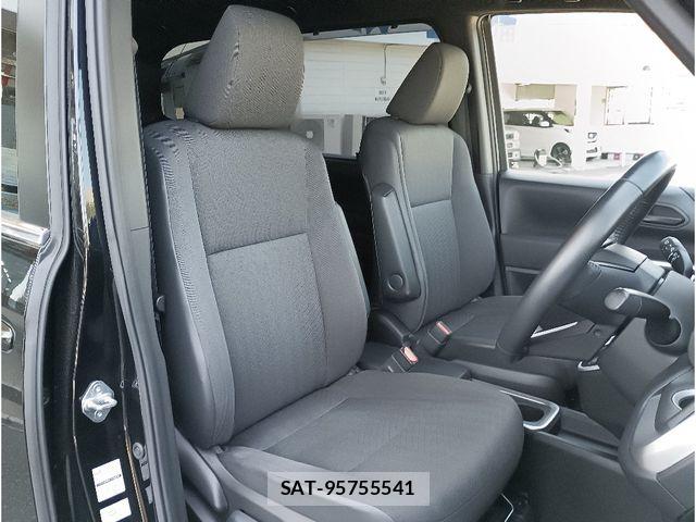 Toyota VOXY HYBRID 2022-03 8210984-6