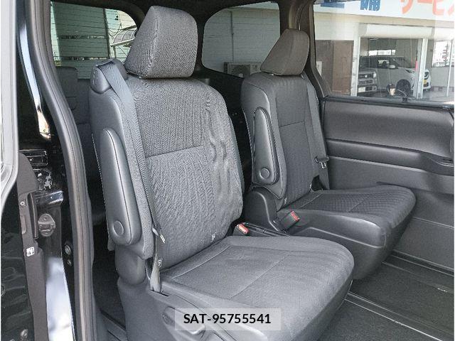 Toyota VOXY HYBRID 2022-03 8210984-7