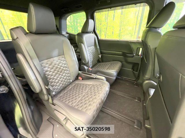 Toyota VOXY HYBRID 2023-06 8210981-8