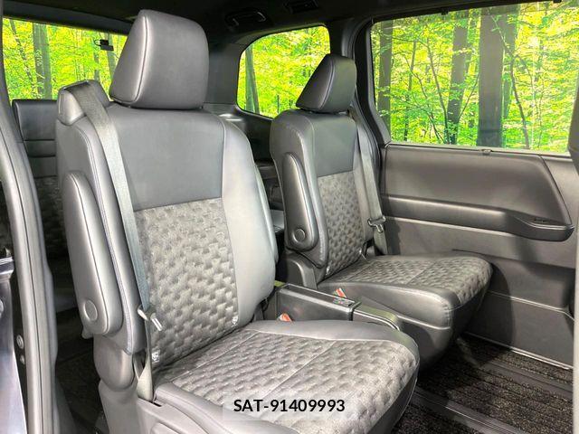 Toyota VOXY HYBRID 2023-09 8210973-8