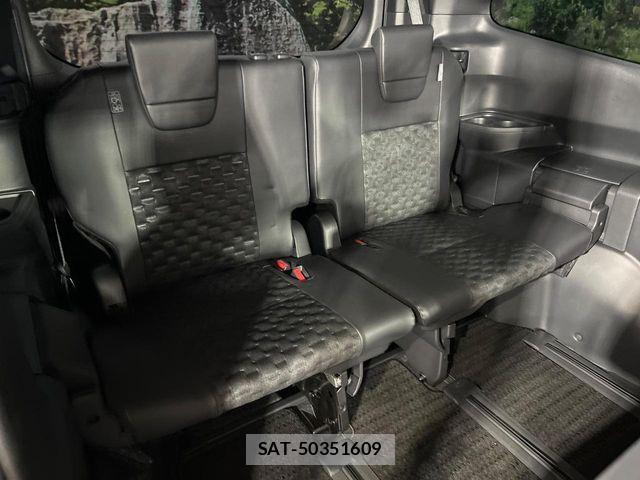 Toyota VOXY HYBRID 2023-05 8210962-9