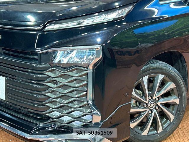 Toyota VOXY HYBRID 2023-05 8210962-12