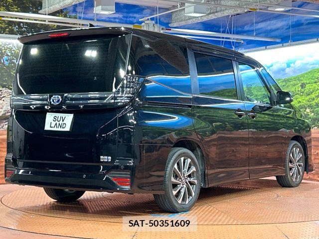 Toyota VOXY HYBRID 2023-05 8210962-17