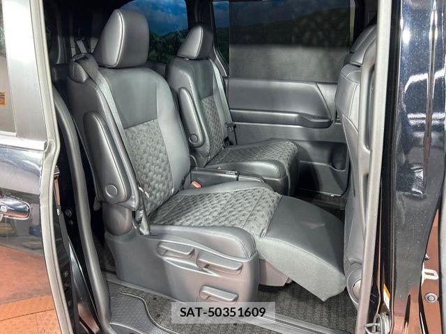 Toyota VOXY HYBRID 2023-05 8210962-8