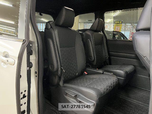 Toyota VOXY HYBRID 2023-08 8210968-9