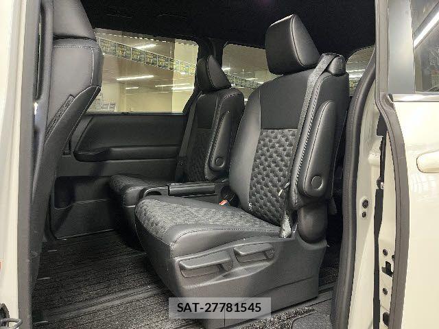 Toyota VOXY HYBRID 2023-08 8210968-12