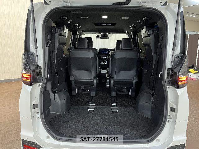 Toyota VOXY HYBRID 2023-08 8210968-21