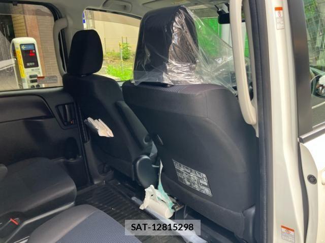 Toyota VOXY HYBRID 2015-03 8211000-9