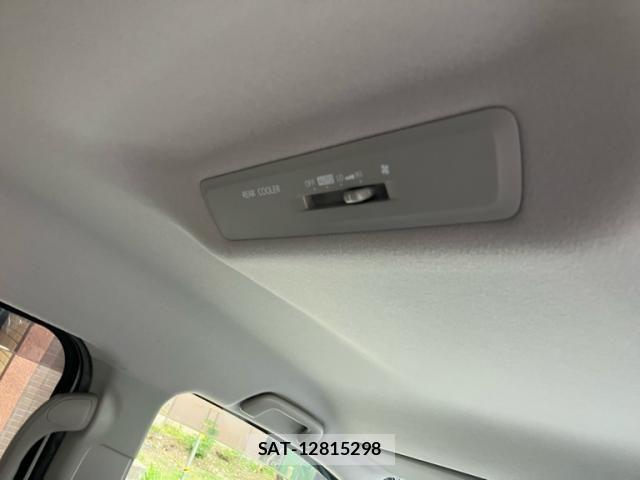 Toyota VOXY HYBRID 2015-03 8211000-10