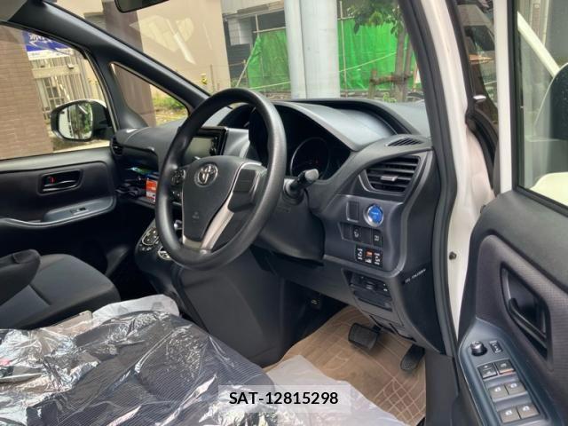 Toyota VOXY HYBRID 2015-03 8211000-11
