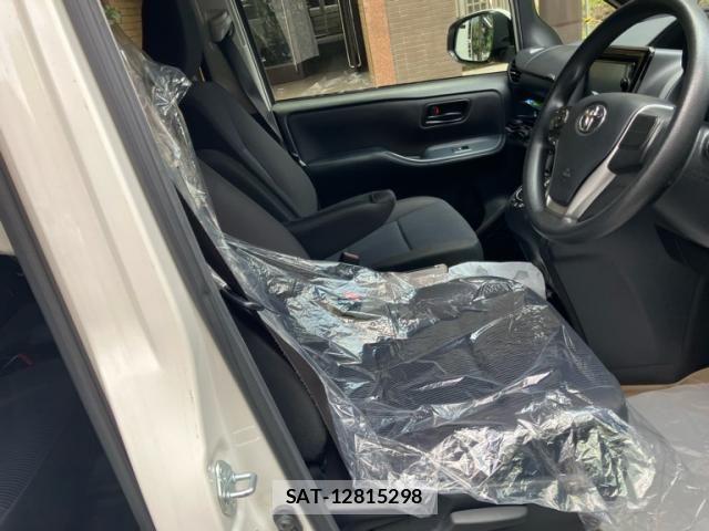 Toyota VOXY HYBRID 2015-03 8211000-12