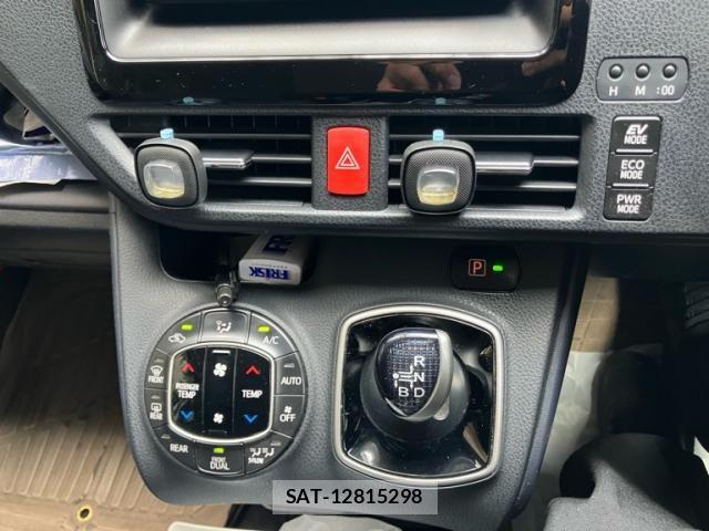Toyota VOXY HYBRID 2015-03 8211000-16