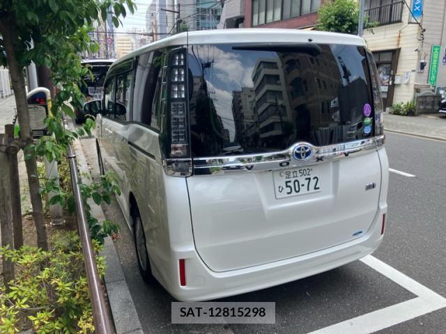 Toyota VOXY HYBRID 2015-03 8211000-3