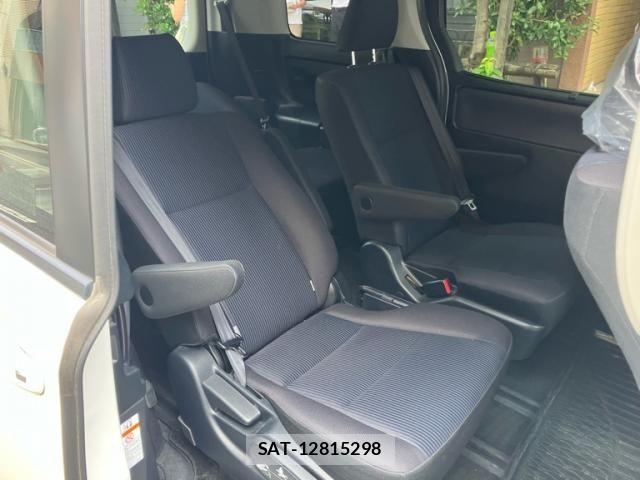 Toyota VOXY HYBRID 2015-03 8211000-8