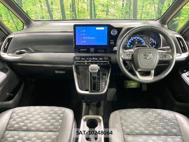 Toyota VOXY HYBRID 2022-12 8210988-1
