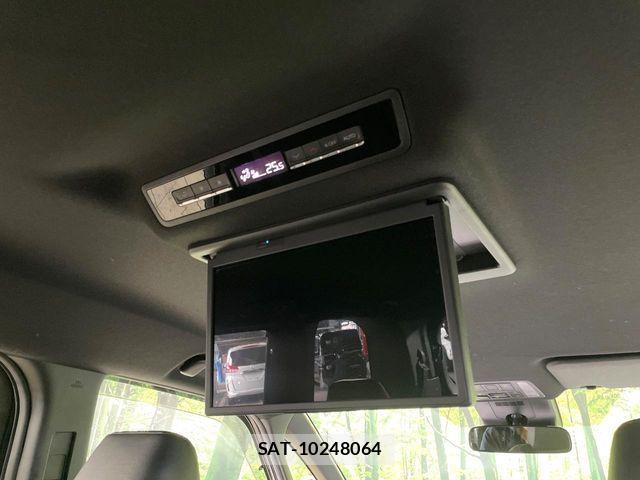 Toyota VOXY HYBRID 2022-12 8210988-3