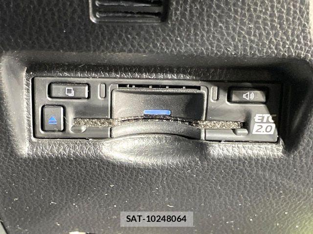 Toyota VOXY HYBRID 2022-12 8210988-6