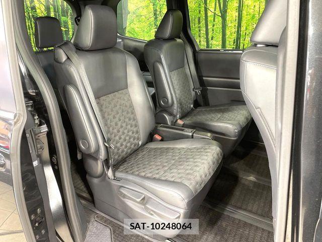 Toyota VOXY HYBRID 2022-12 8210988-8