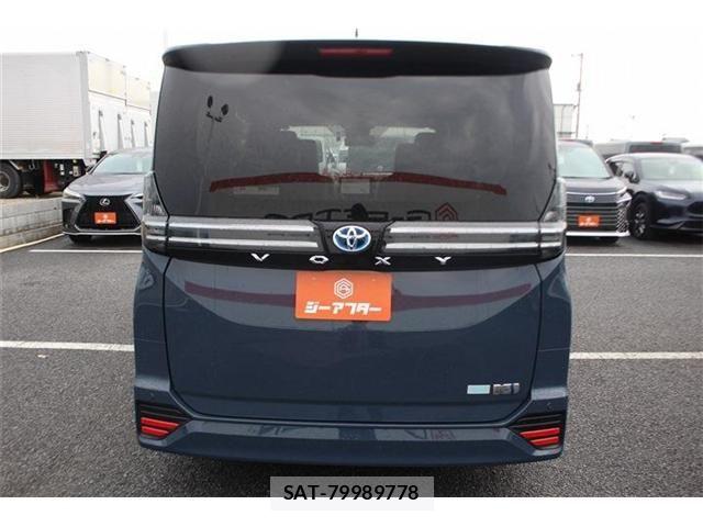 Toyota VOXY HYBRID 2023-10 8210983-12