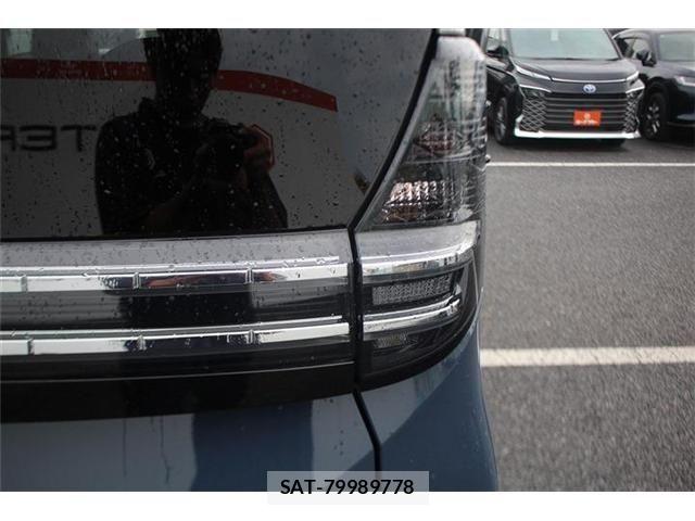 Toyota VOXY HYBRID 2023-10 8210983-26