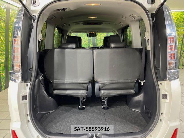 Toyota VOXY HYBRID 2016-11 8210998-9
