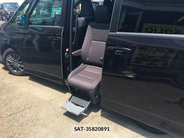Toyota VOXY HYBRID 2023-11 8210990-14