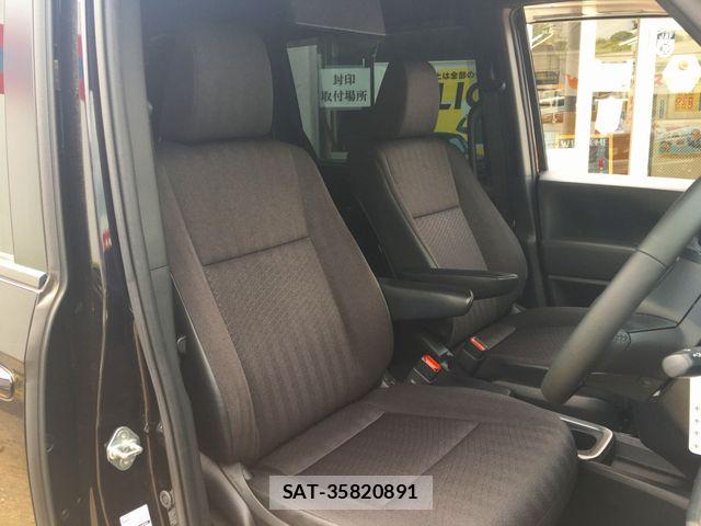 Toyota VOXY HYBRID 2023-11 8210990-19