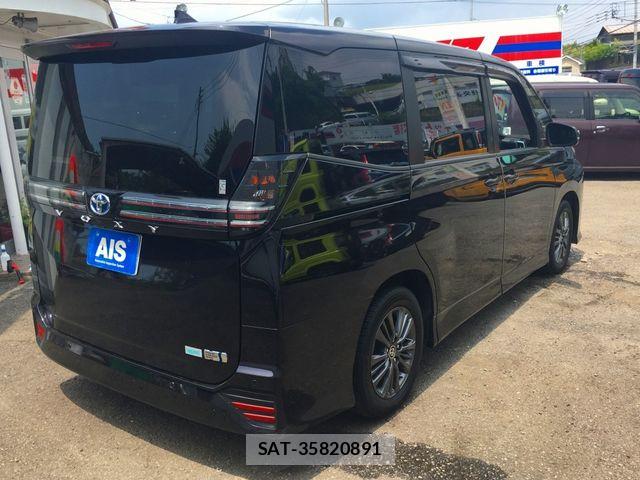 Toyota VOXY HYBRID 2023-11 8210990-6