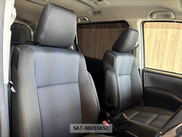 Toyota VOXY HYBRID 2016-09 8210994-9