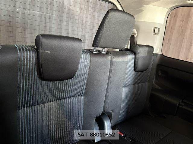 Toyota VOXY HYBRID 2016-09 8210994-11